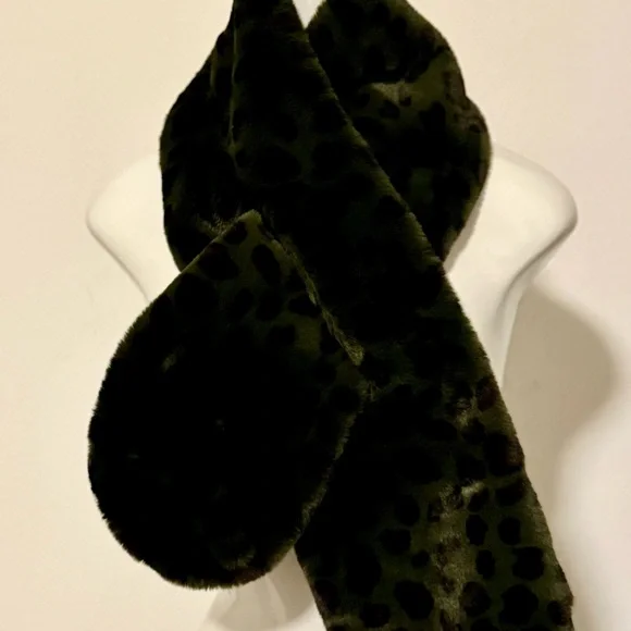Echo Green Faux Fur Leopard Print Scarf - Picture 4 of 6